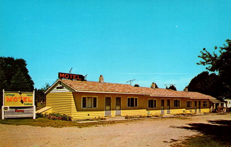 Pappas Motel (Moores Motel) - Old Postcard (newer photo)
